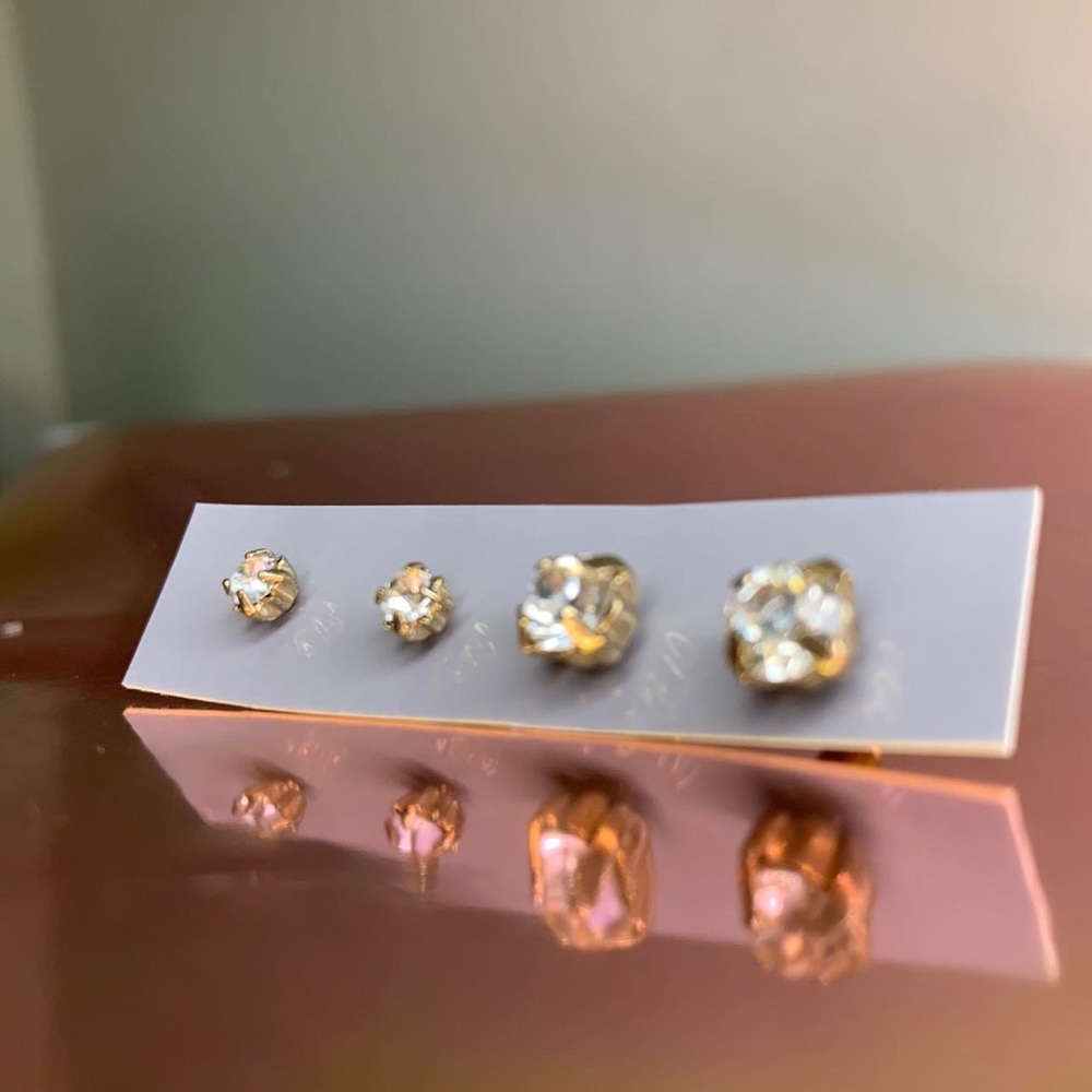 Sparkling diamond stud earrings w/ a gold frame.✨✨✨